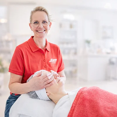 Eine Kundin erhält bei Di Noto Kosmetik eine entspannte Gesichtsmassage