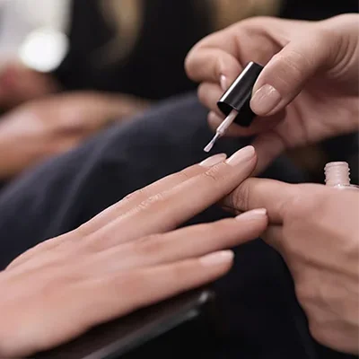 Maniküre-Behandlung einer Kundin bei Di Noto Kosmetik